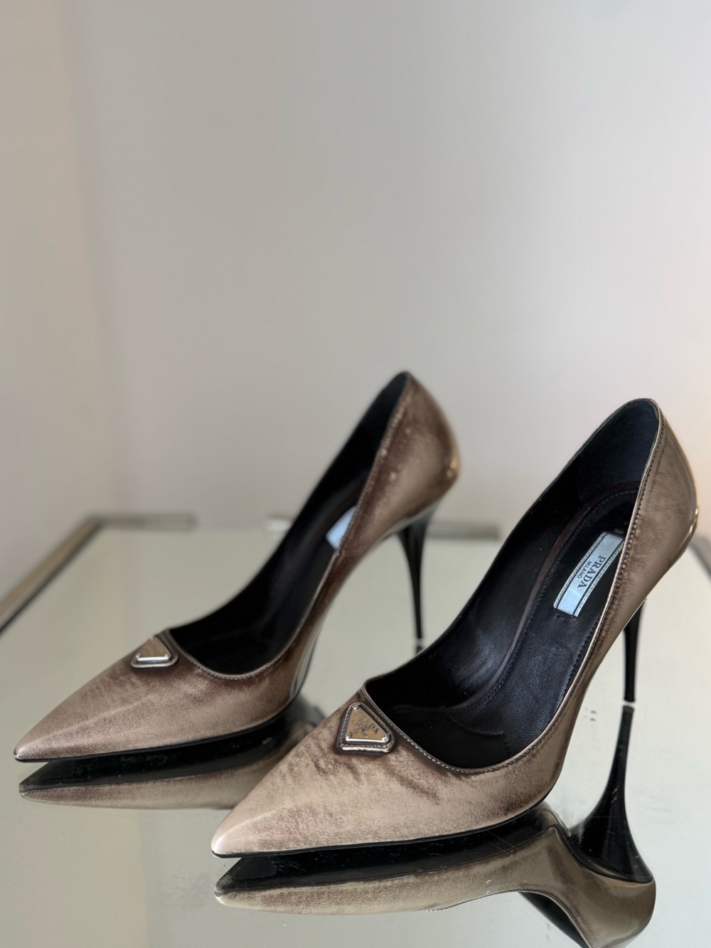 Like new Prada Pointed-Toe Pumps 39
